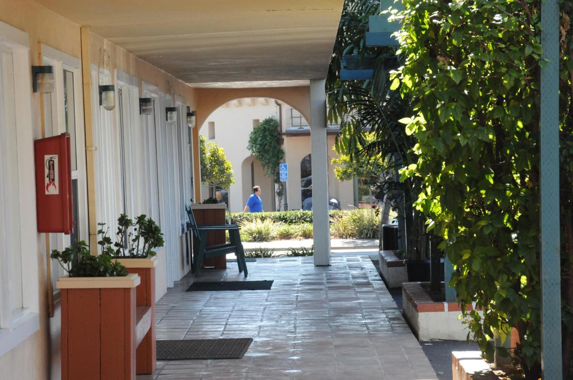 Oasis Inn And Suites Santa Barbara Exterior photo