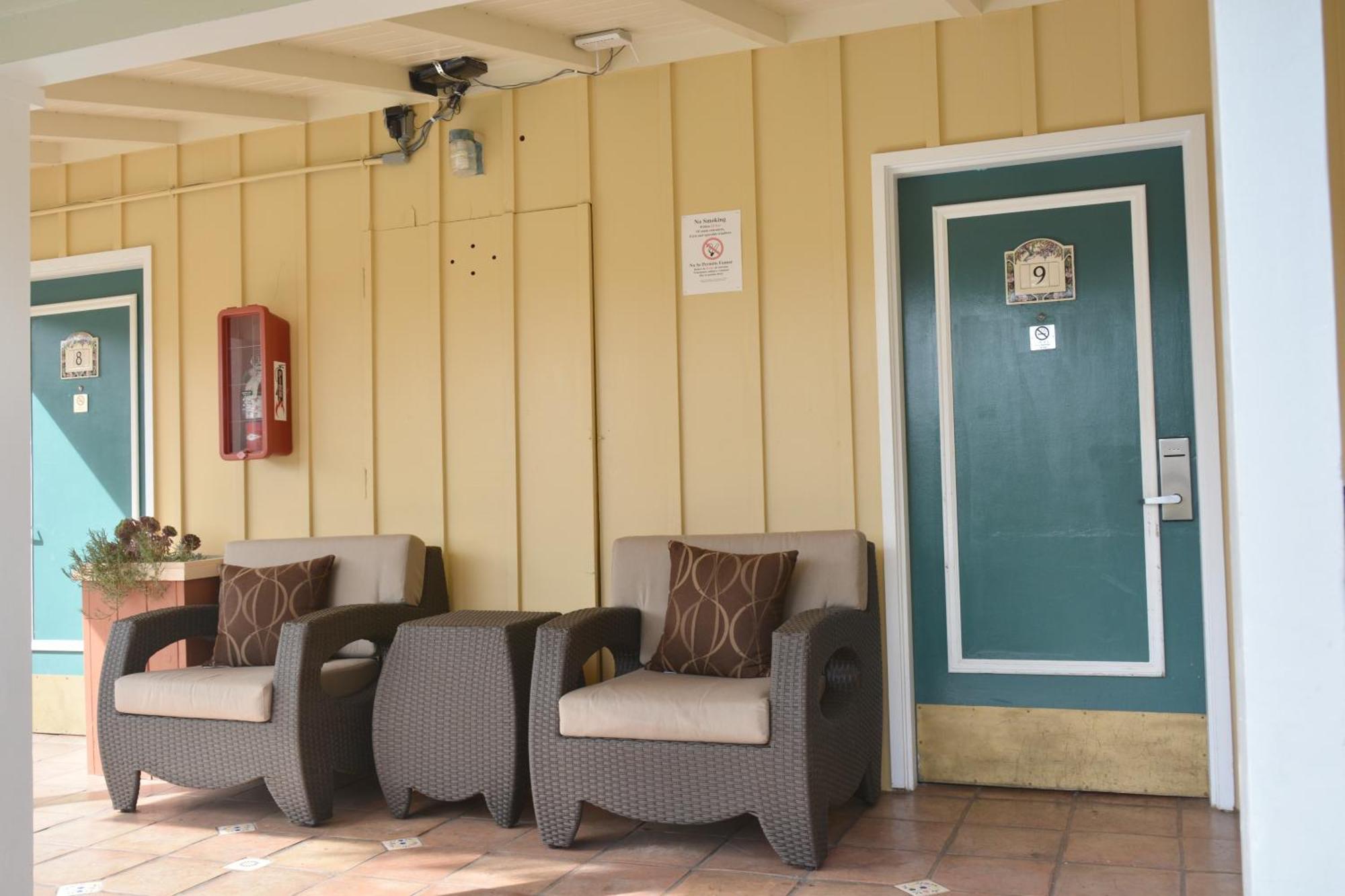 Oasis Inn And Suites Santa Barbara Exterior photo